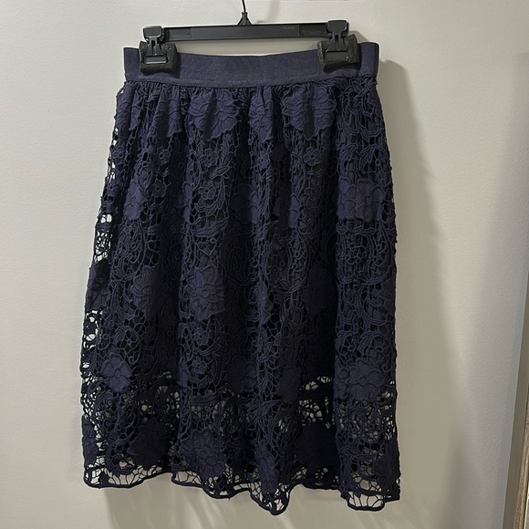 Ann Taylor navy lace a-line skirt, size 8 - Picture 1 of 3